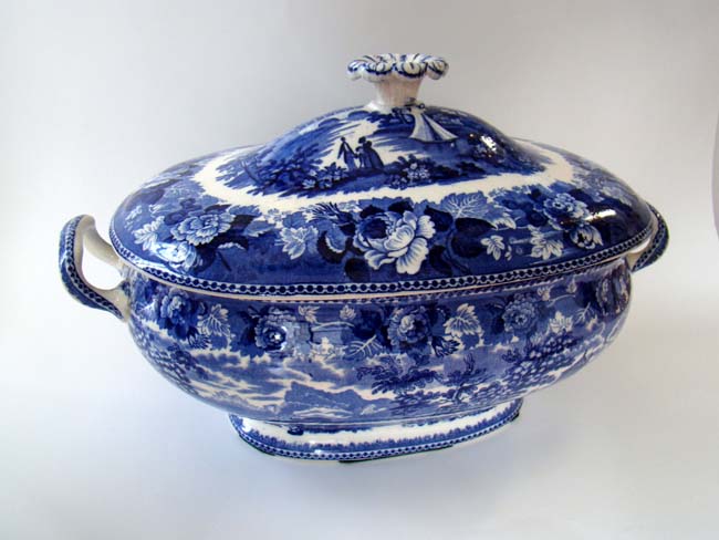 A lovely 19th century WEDGWOOD covered tureen in the 'Landscape' pattern circa 1840 — image 4